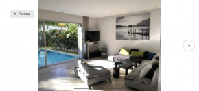 Villa moderne avec piscine, front de mer
